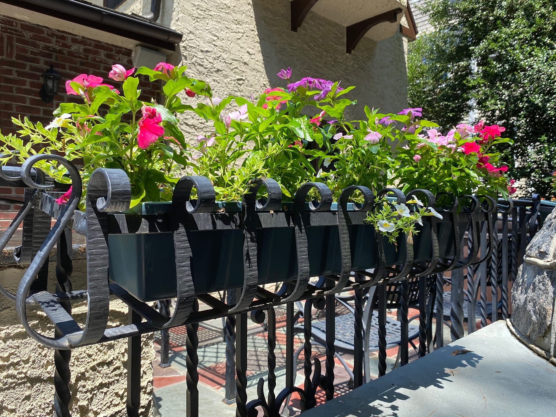 Black Round Pole Planter With Metal Rings, Indoor/outdoor, Vertical Garden,  For Balcony, Size: (l X W X H) 14